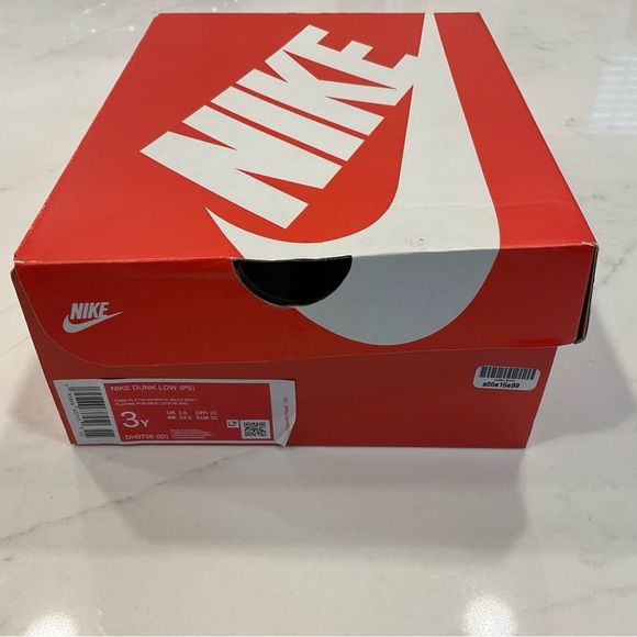 Nike Dunk Low kid size 3y
Two-Toned Grey (GS) sneakers - Picture 6 of 16